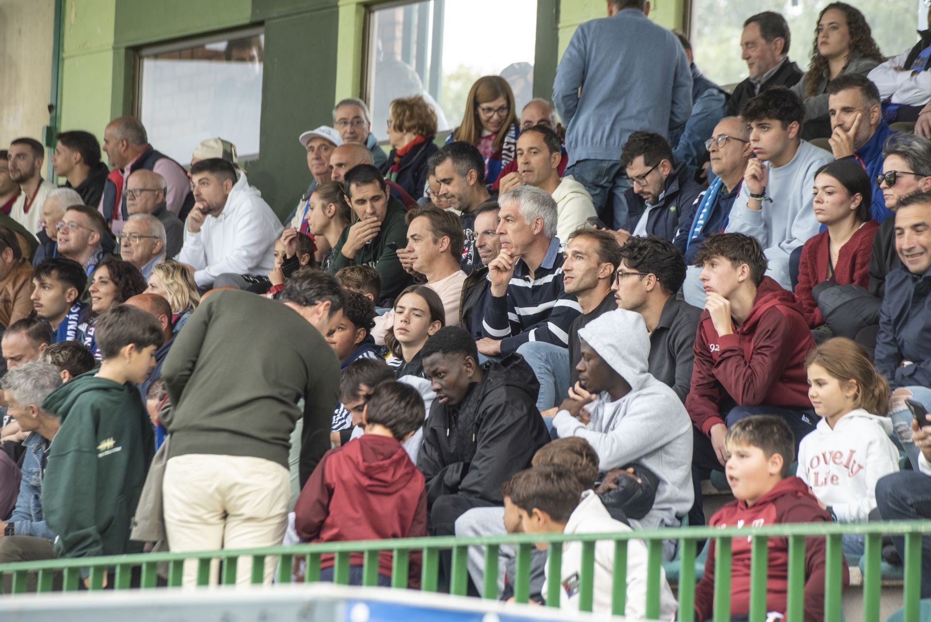 Búscate en las gradas de La Albuera durante el Segoviana vs Ávila