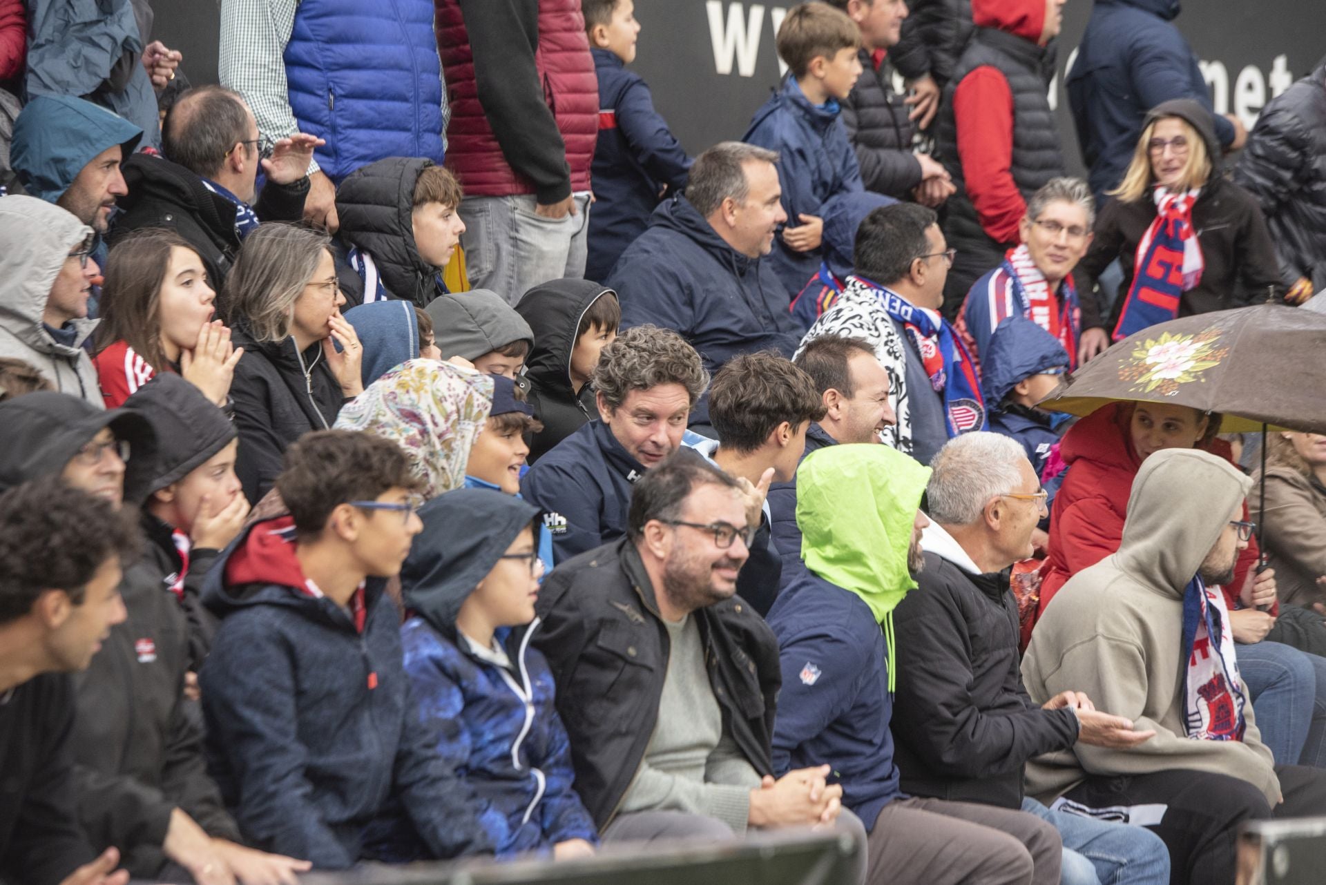 Búscate en las gradas de La Albuera durante el Segoviana vs Ávila