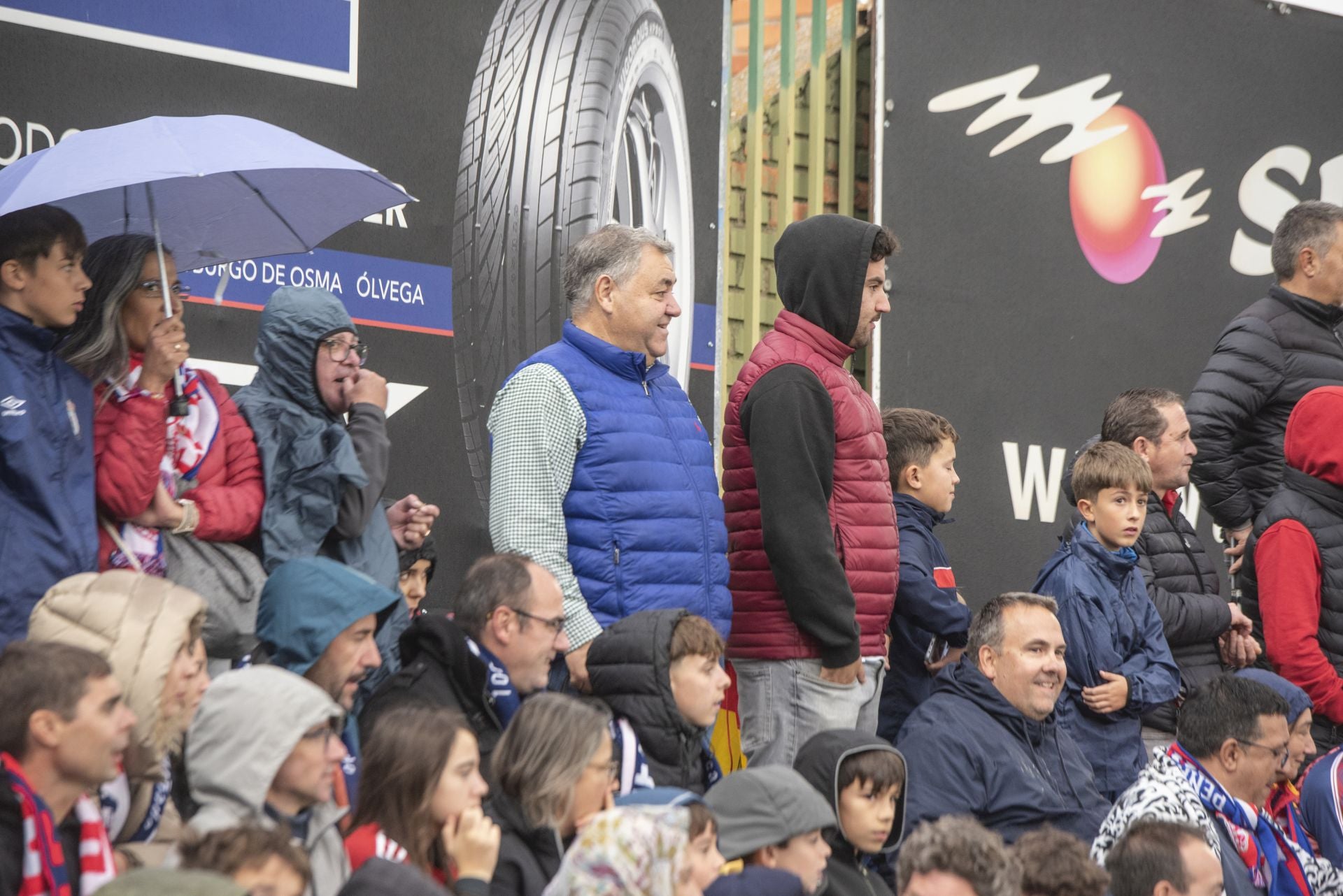Búscate en las gradas de La Albuera durante el Segoviana vs Ávila