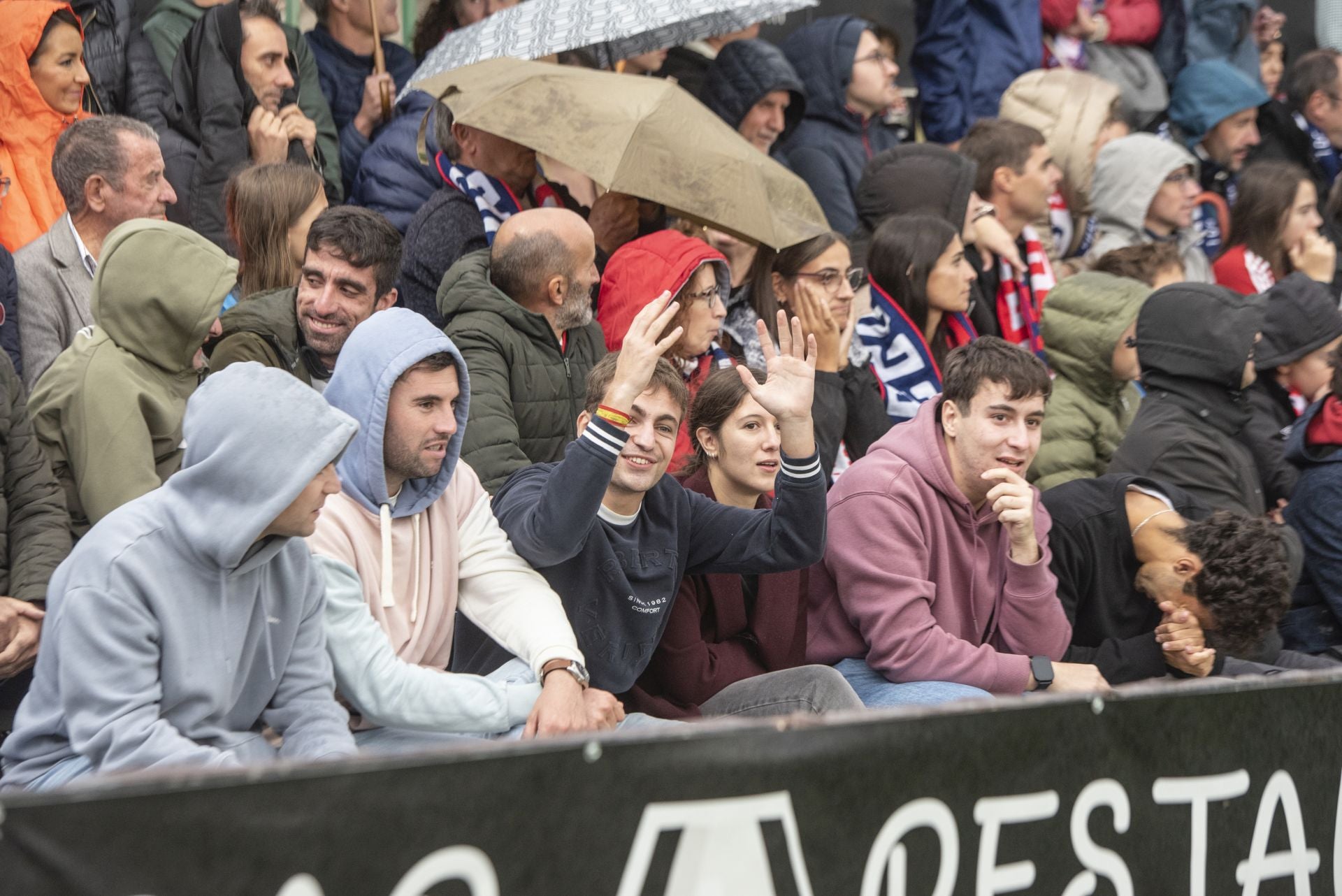 Búscate en las gradas de La Albuera durante el Segoviana vs Ávila