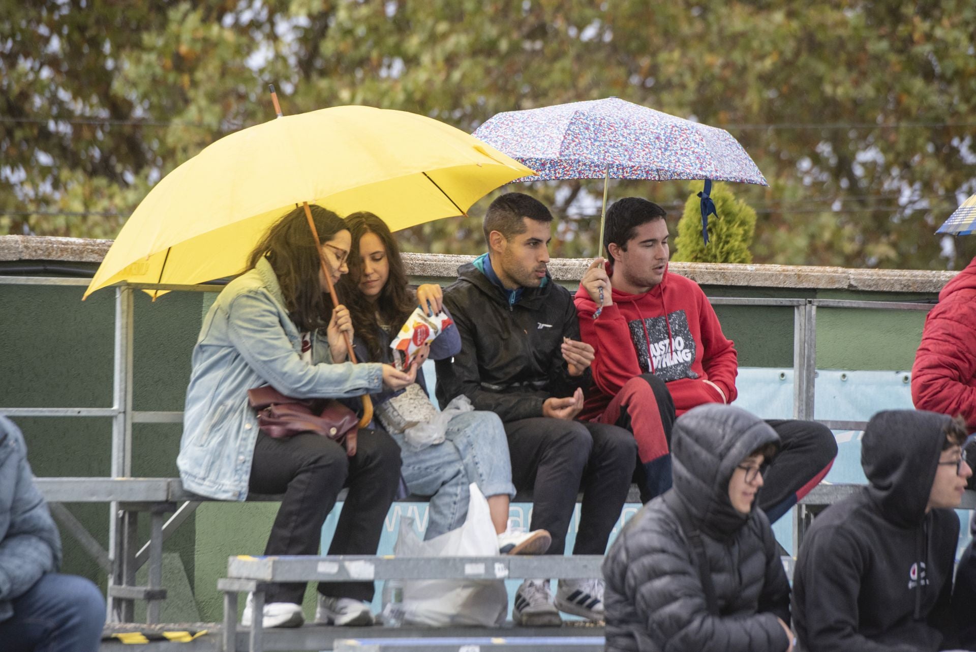 Búscate en las gradas de La Albuera durante el Segoviana vs Ávila