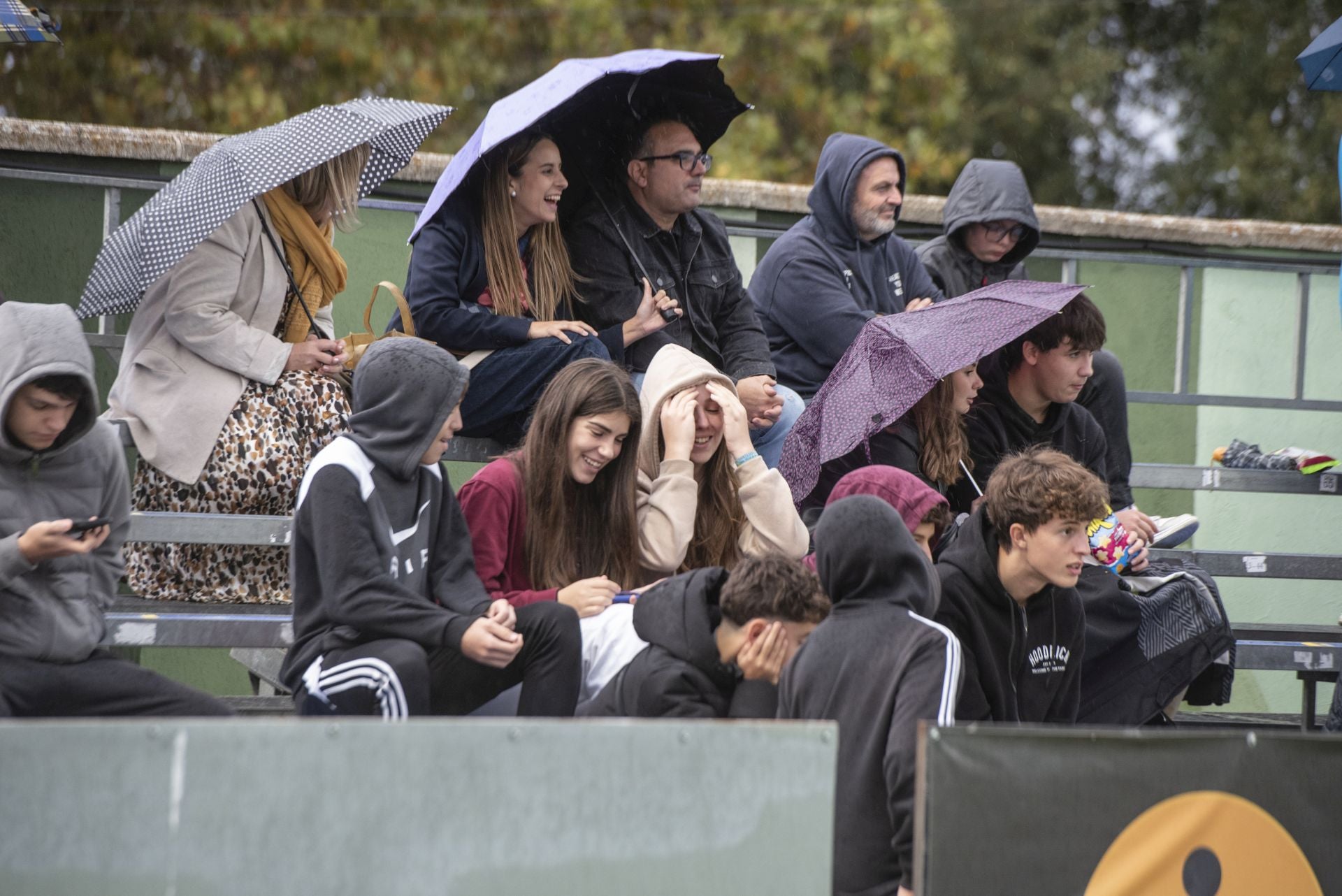 Búscate en las gradas de La Albuera durante el Segoviana vs Ávila