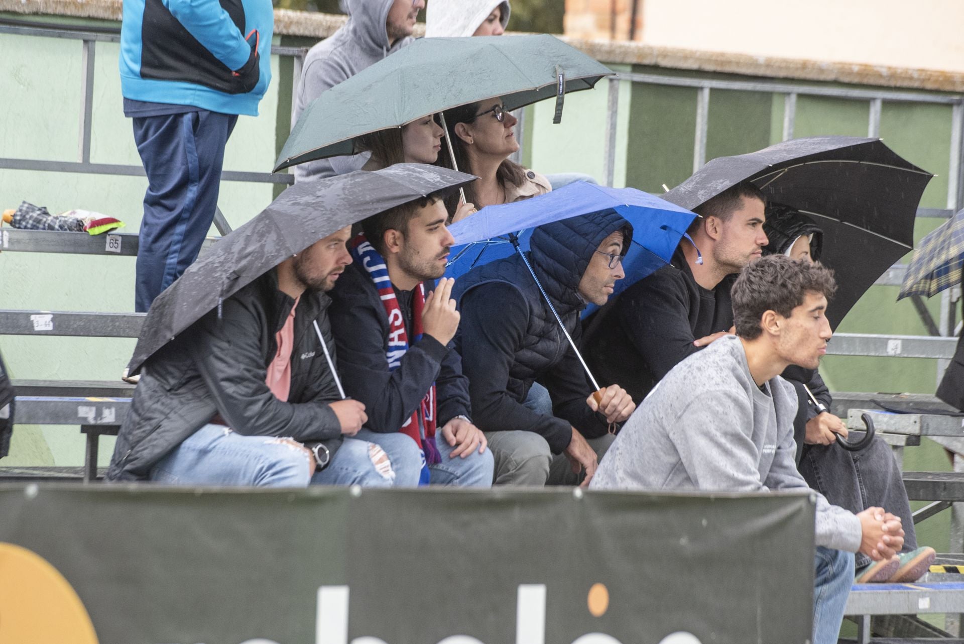 Búscate en las gradas de La Albuera durante el Segoviana vs Ávila