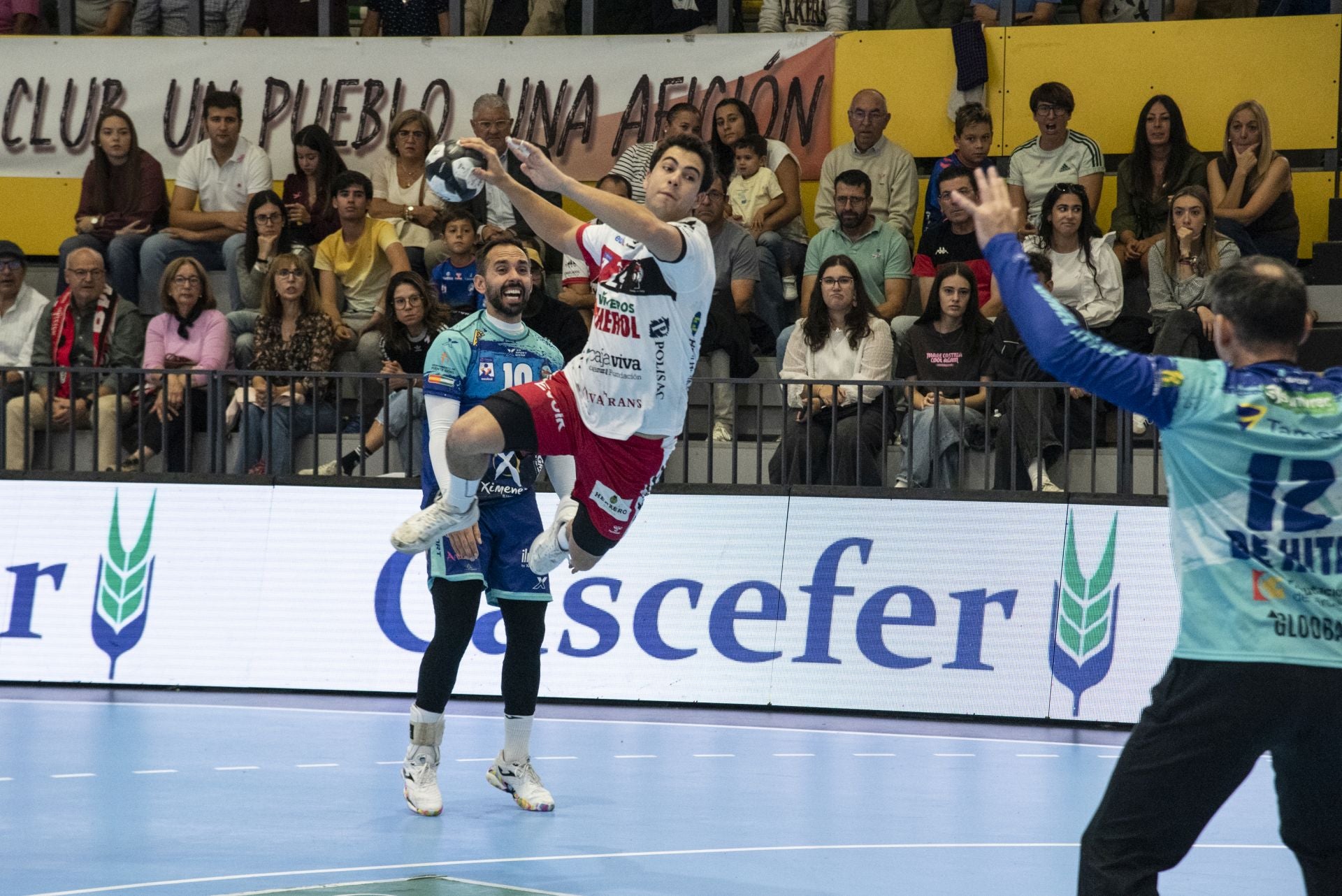 La derrota del Balonmano Nava, en imágenes