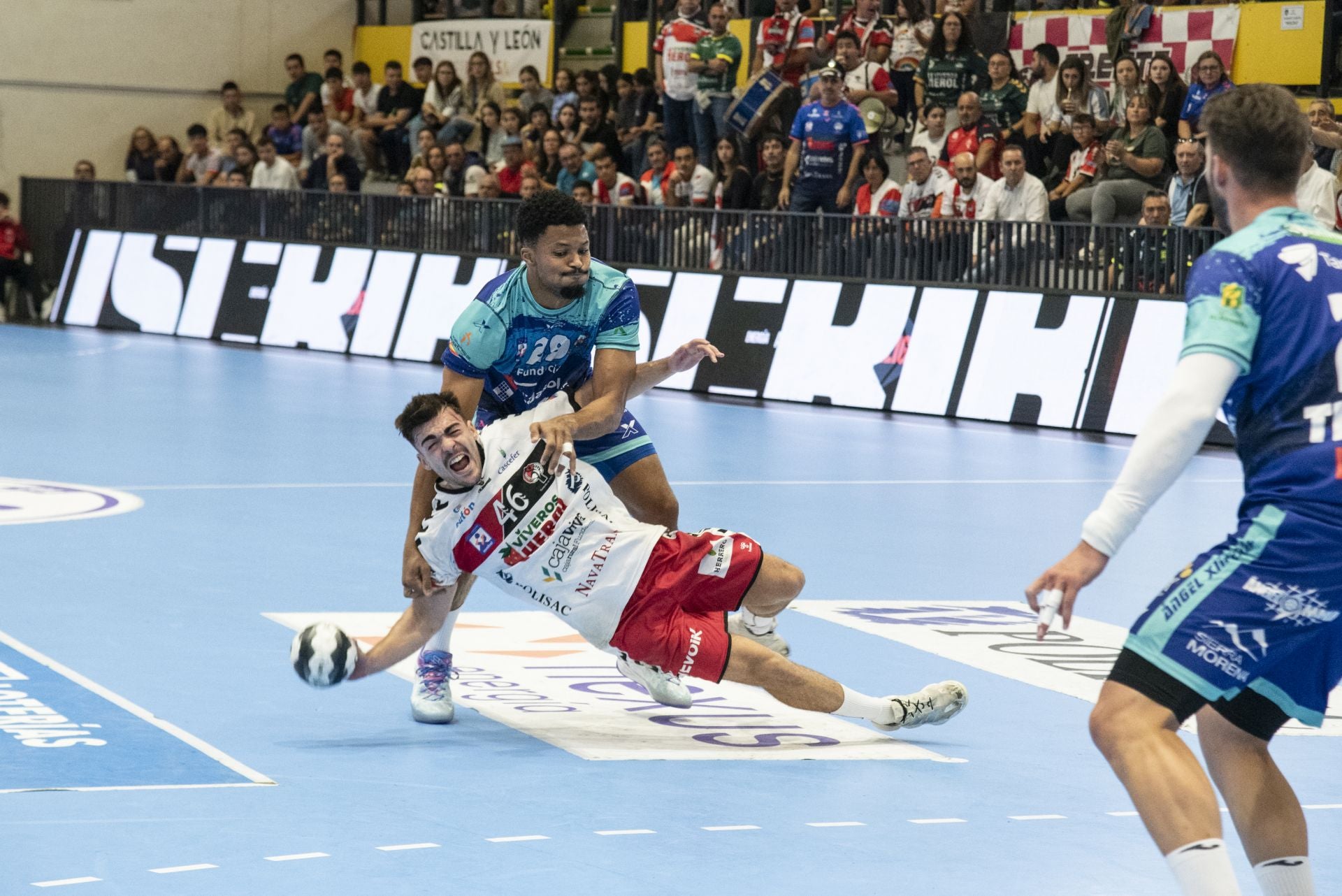 La derrota del Balonmano Nava, en imágenes