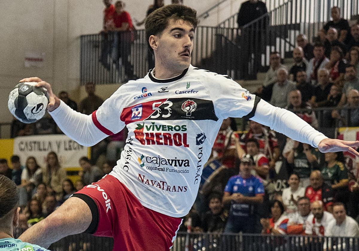 Bandeira (Balonmano Nava) se eleva para lanzar contra la portería del Puente Genil en el partido de este domingo.