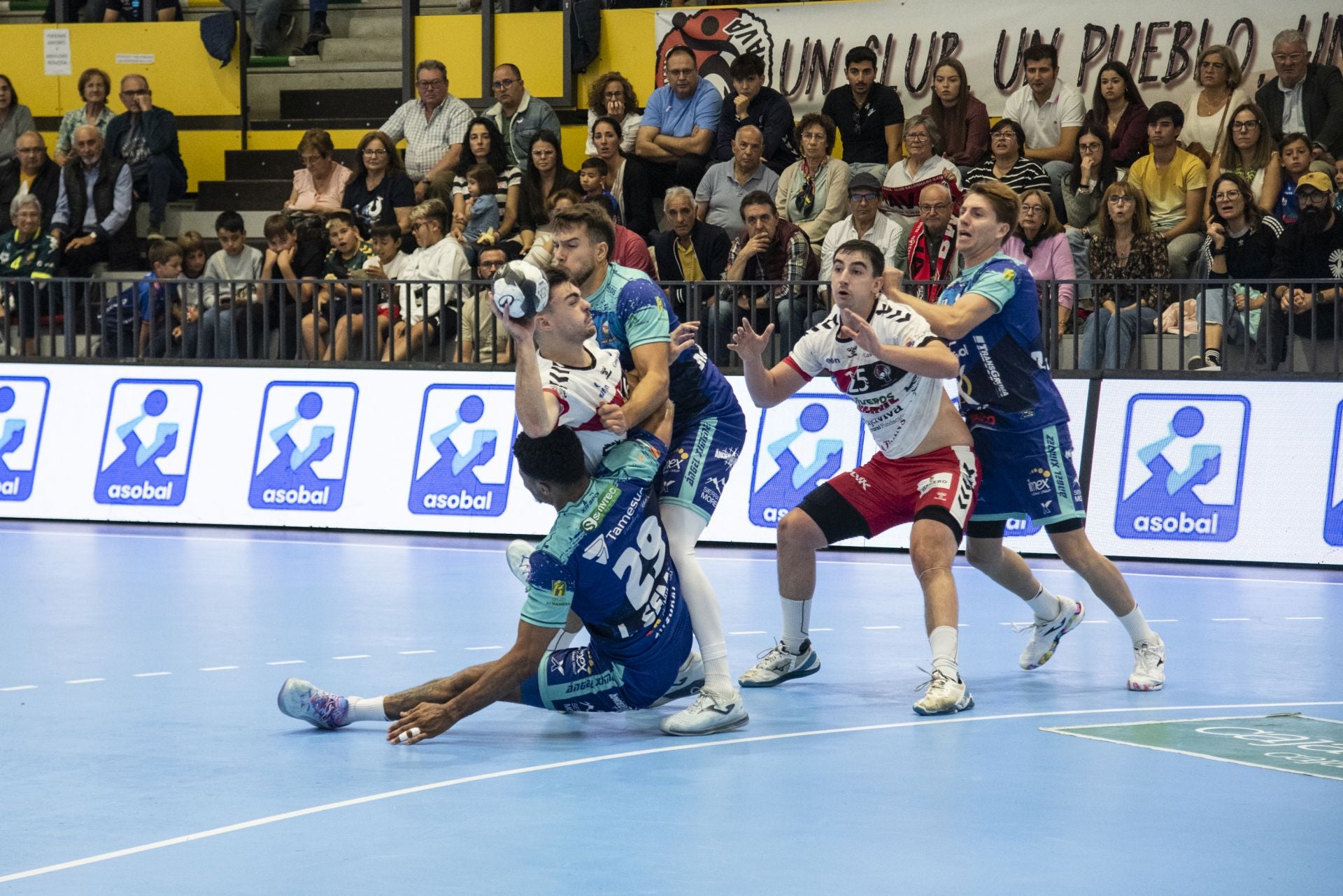 La derrota del Balonmano Nava, en imágenes
