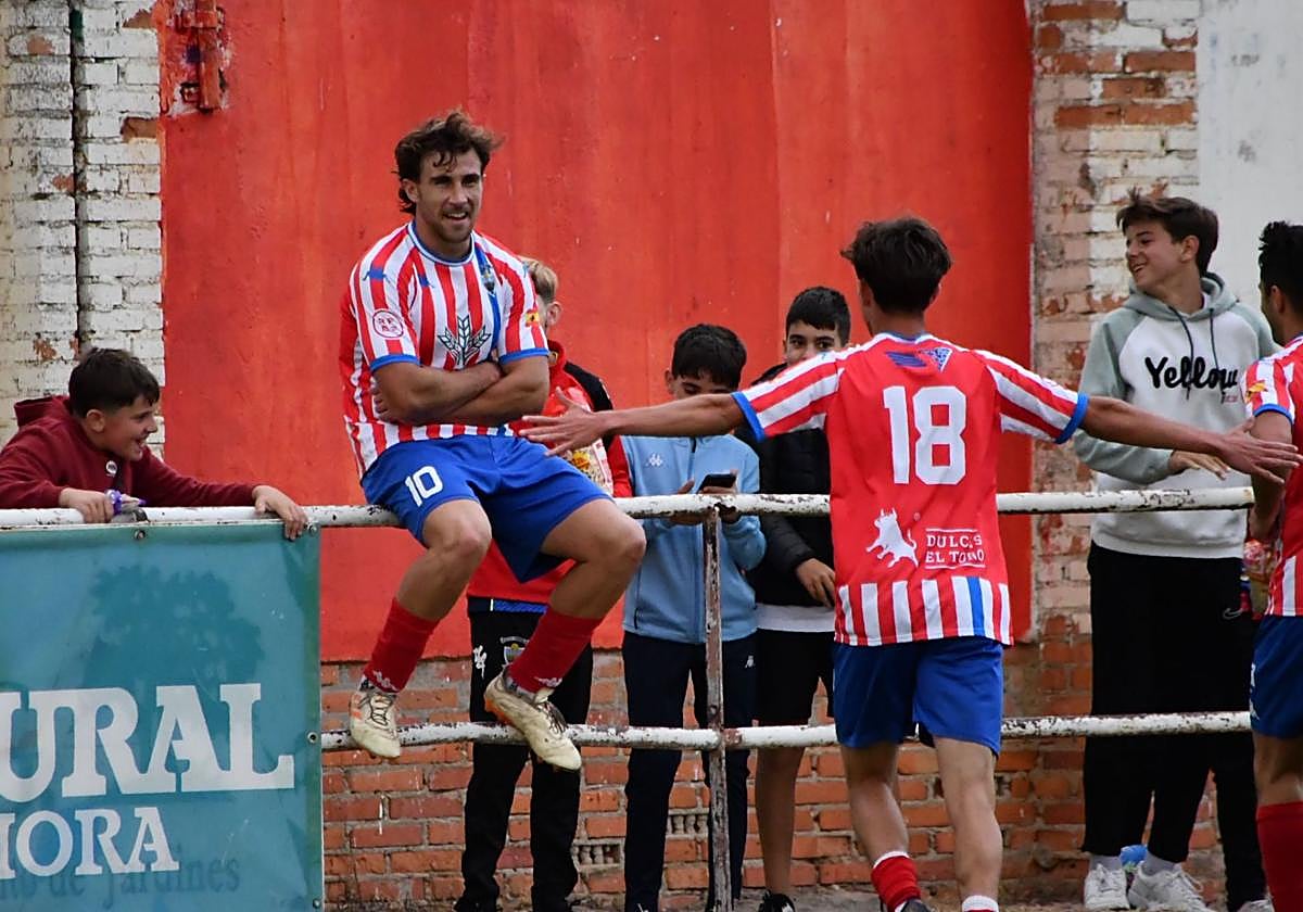 Chatún se sienta en la barandilla tras marcar uno de sus goles.