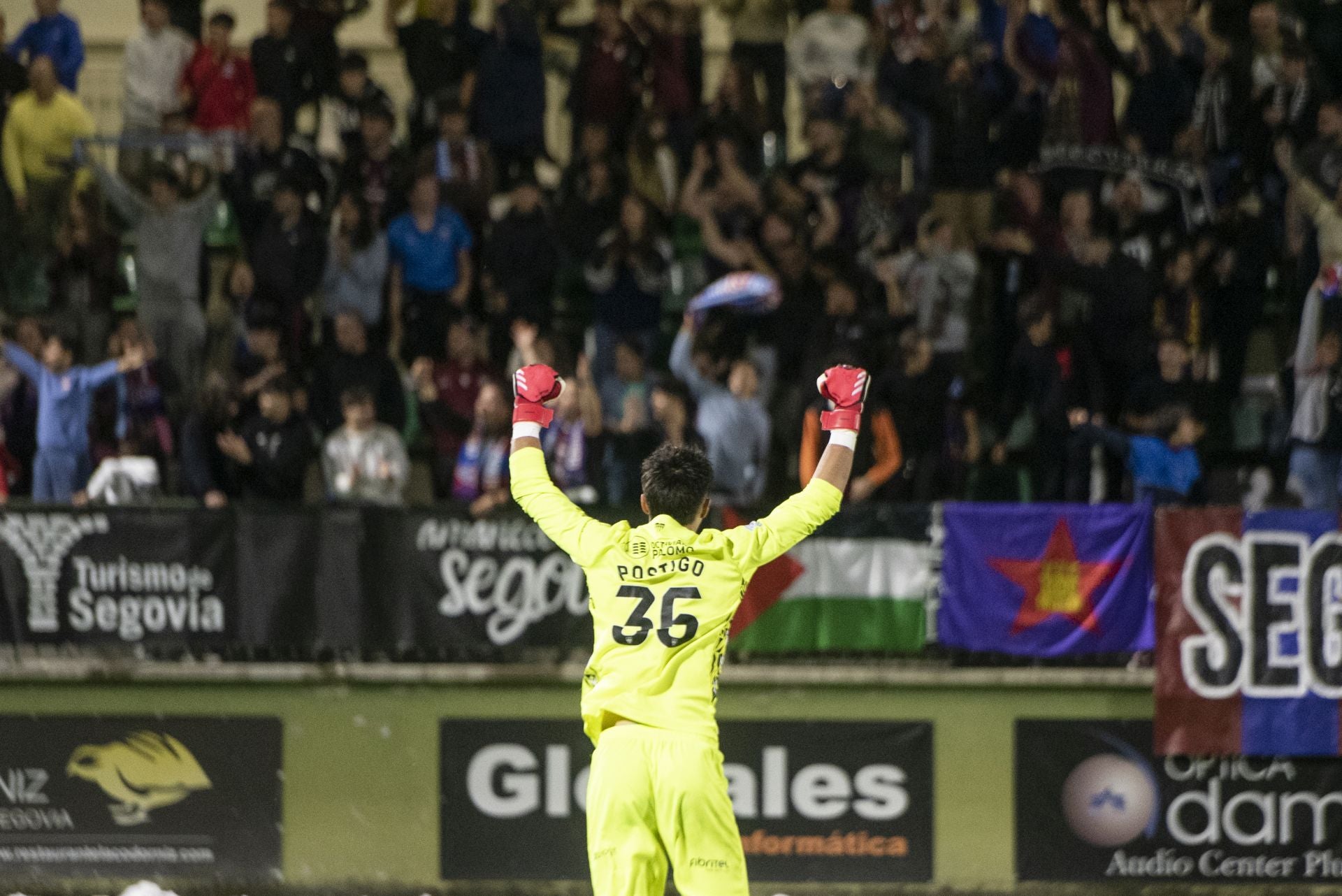 Postigo celebra el triunfo de la Segoviana ante el Real Ávila.