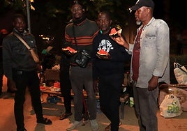 Grupo de subsaharianos que esperan una cita de la Comisaría en los Jardinillos de San Roque.