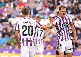 Latasa choca su mano con la de Chuki.