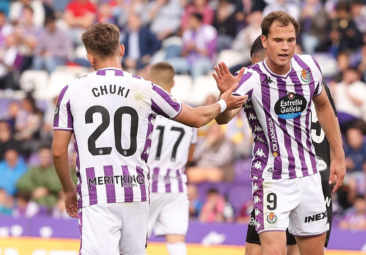 Latasa choca su mano con la de Chuki.