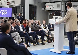 Fernández Mañueco se dirige a los asistentes, con Feijóo en primera fila.