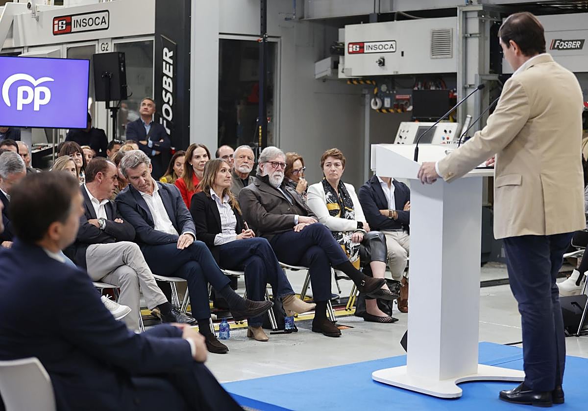 Fernández Mañueco se dirige a los asistentes, con Feijóo en primera fila.