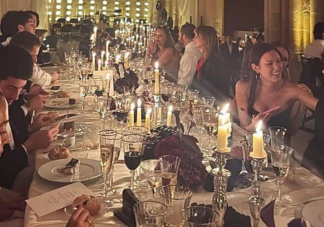 Una de las mesas de los invitados, con candelabros y velas.