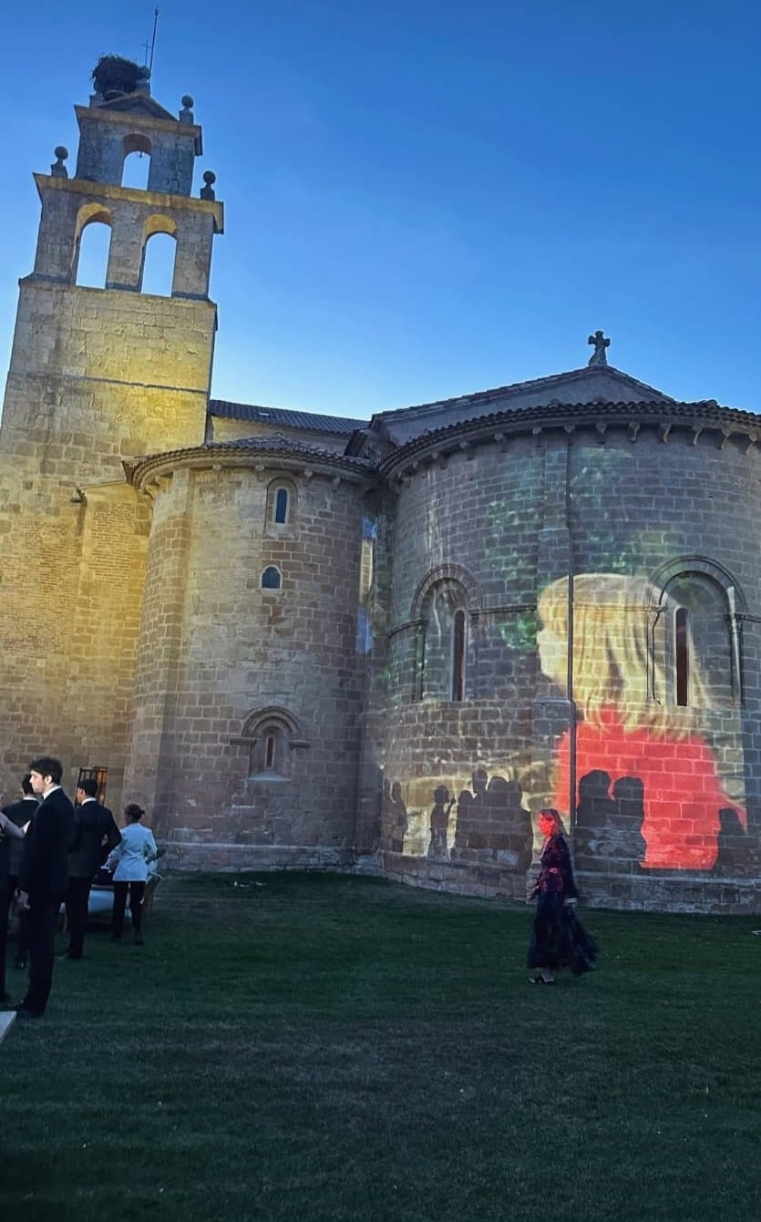 Proyección de imágenes de los novios en algunas de las paredes de Abadía Retuerta.