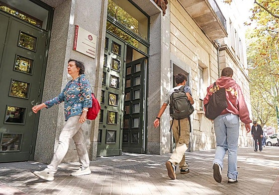 Alumnos caminan frente a la Facultad de Medicina de Valladolid, hace unos días.