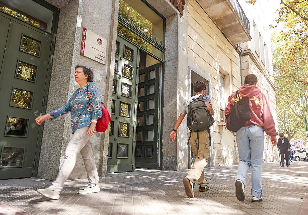 Alumnos caminan frente a la Facultad de Medicina de Valladolid, hace unos días.