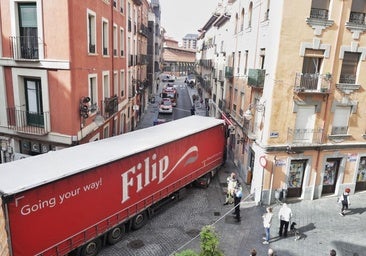 El tráiler atascado durante tres horas en el centro venía de Michelin y entró «por error» al fiarse del GPS
