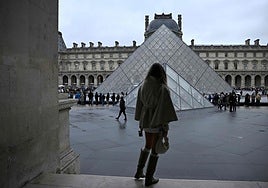 El Museo del Louvre, cerrado este lunes por el espectacular robo.