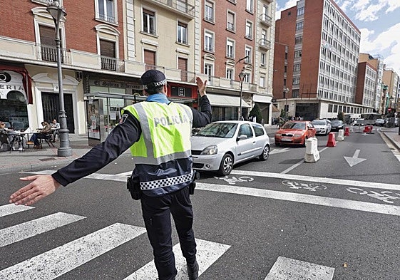 Un agente de la Policía Municipal controla el tráfico en la plaza de Madrid.
