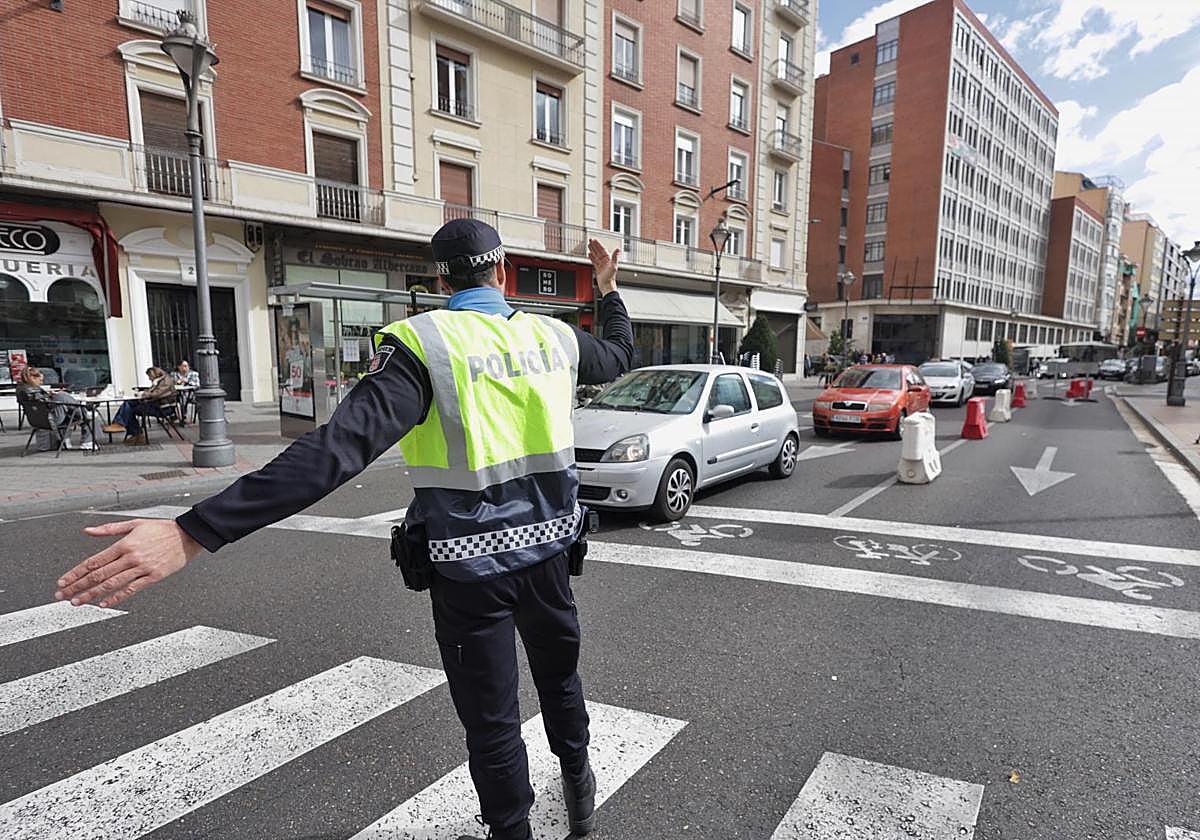 Un agente de la Policía Municipal controla el tráfico en la plaza de Madrid.
