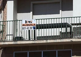 Un cartel colgado en un balcón que anuncia una vivienda en alquiler.