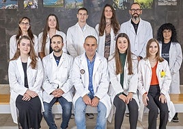 José Manuel Muñoz, sentado en el centro, junto con sus compañeros del equipo de investigación que recibirá los fondos recaudados en la Marcha contra el Cáncer de Valladolid.