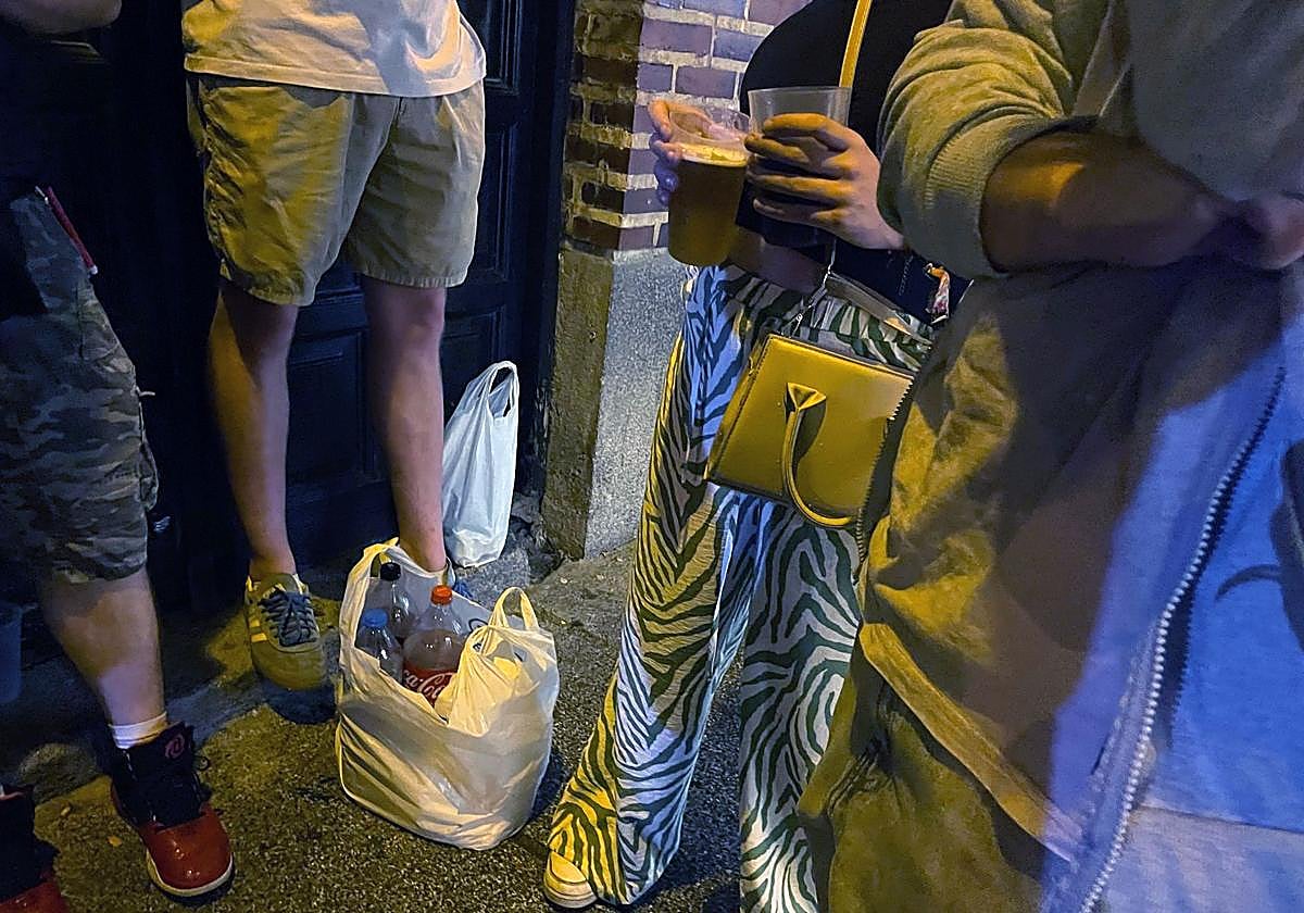 Varias personas participan en un botellón en la vía pública, lo que se constituye una infracción a la 'ley mordaza'.