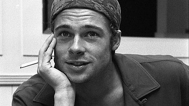 En 1991, Brad Pitt visitó Valladolid para presentar 'Thelma y Louise' en la Seminci. En torno a esta visita hay muchas leyendas urbanas. Pero algunas cosas son ciertas, contadas en su día por la propia organización del festival. Por ejemplo, que Pitt se encerró en su habitación del hotel y no había forma de que saliera de allí. Fernando Lara, entonces director de la Seminci, contó que «después de muchas llamadas y ruegos, consiguieron que saliera». ¿Qué explicación dio la estrella para este encierro?