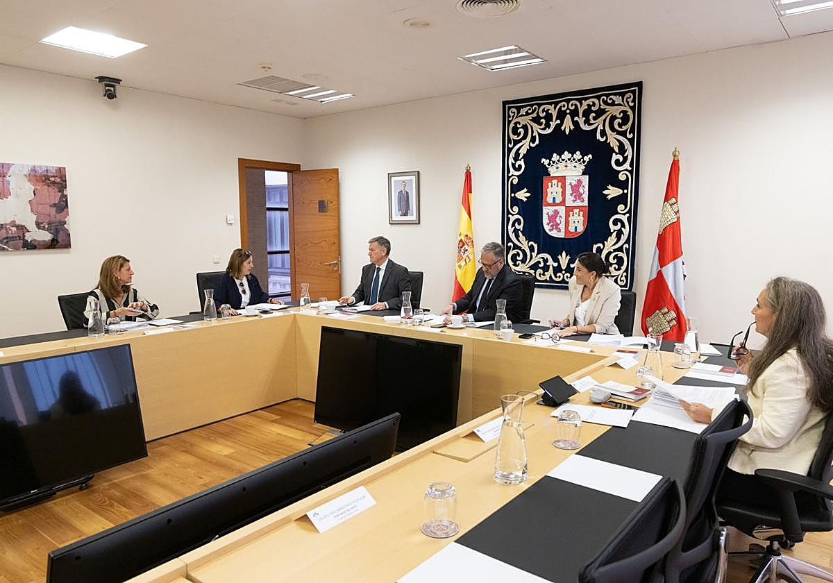 Fátima Pinacho, Rosa Esteban, Francisco Vázquez, Carlos Pollán, Ana Sánchez y Laura Seseña, letrada mayor, en la Mesa de las Cortes del pasado miércoles.