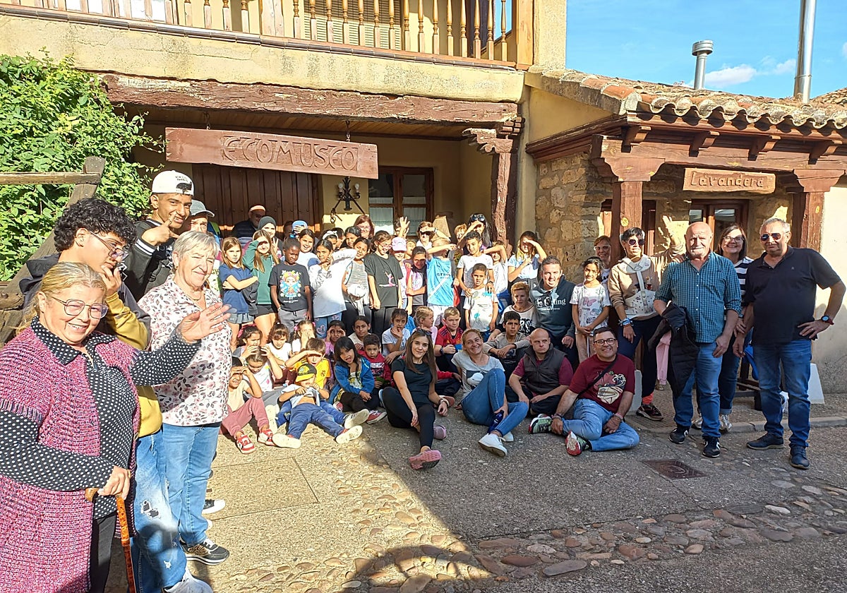 Participantes en el Ecomuseo de Tordehumos en el XXVI Encuentro Intergeneracional