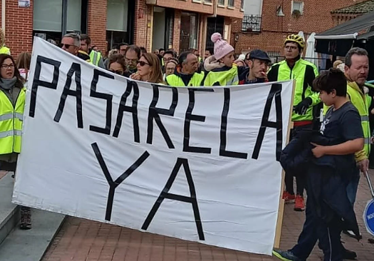 Concentración de los vecinos de Boecillo para reivindicar la construcción de la pasarela peatonal, en 2022.