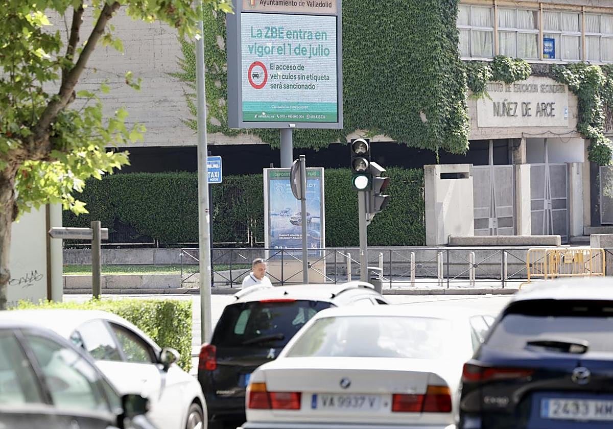 Vehículos entrando a la ZBE desde el puente de Poniente.