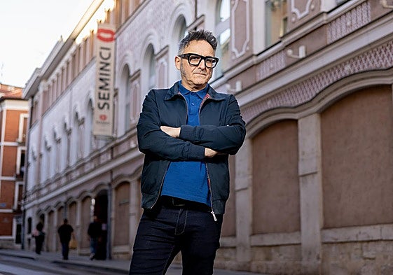 José Luis Cienfuegos, en el lateral del Teatro Calderón, cerca de su oficina.