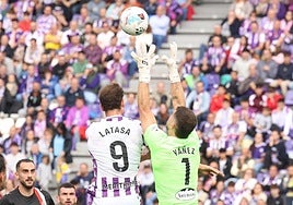 Latasa intenta el remate de cabeza ante el portero Rubén Yáñez durante el último Real Valladolid-Sporting de Gijón