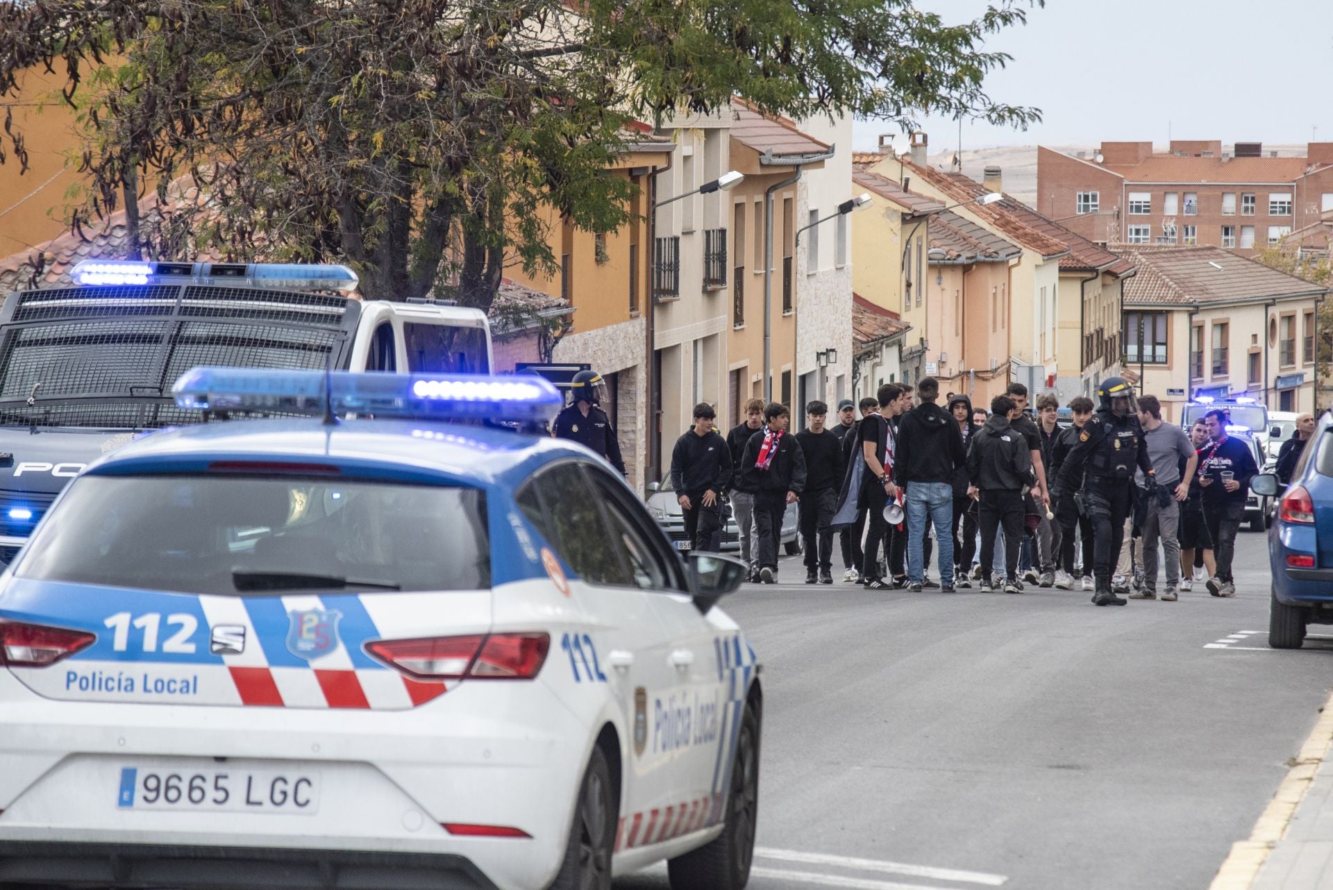 Policía Local y Nacional acompaña a la afición del Real Ávila durante su llegada al estadio de La Albuera.
