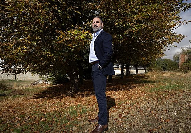 Santiago Abascal posa tras la entrevista ante un castaño en Valsaín, Segovia.