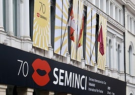 Cartel de la 70 edición, visible en el exterior del Teatro Calderón.