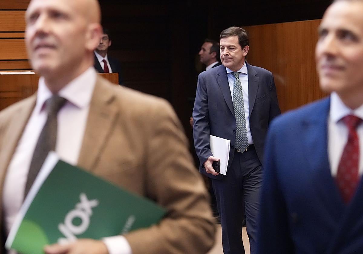 Alfonso Fernández Mañueco llega al Pleno. En primer término, los procuradores de Vox Carlos Menéndez y José Antonio Palomo.