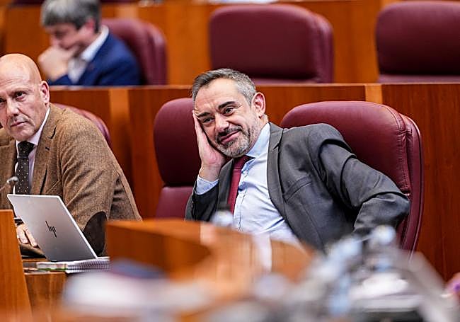 David Hierro, con gesto irónico durante la respuesta de Alfonso Fernández Mañueco.