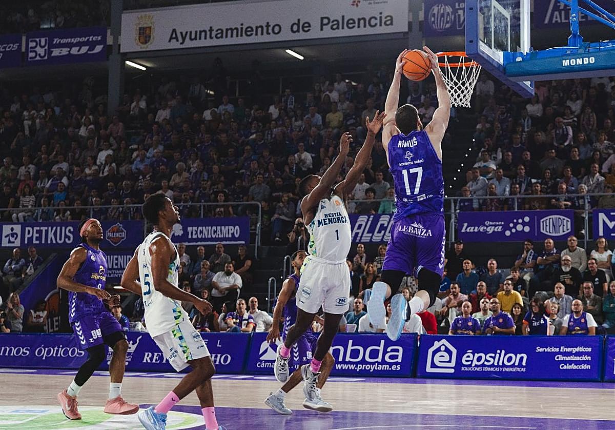 Armus salta a canasta ante la defensa de Cone, este pasado viernes ante el Hestia Menorca.