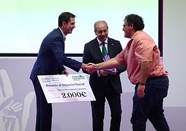 Goyo Ezama, director general de El Norte y Cipriano García, director general de Caja Rural de Zamora, entregan su premio a Alberto Díez, que también estuvo acompañado por Elmostafa, integrantes del grupo de Participación y Sensibilización del Programa de Personas sin hogar de Cáritas.