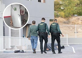 La Guardia Civil acude al lugar de los hechos. En detalle, estado en el que ha quedado una de las puertas tras la explosión.