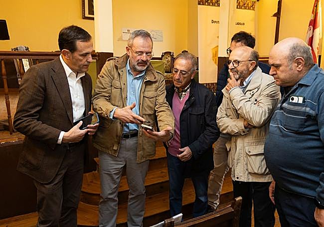 El alcalde de Cuenca de Campos, Juan José Bobillo y sus vecinos se mostraron muy interesados por el proyecto