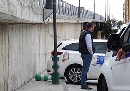 El bolardo derribado, uno de los dos que protege a los peatones de golpearse contra la base de una farola, en la zona de taxis en la que están obligados a aparcar marcha atrás al borde del viaducto.