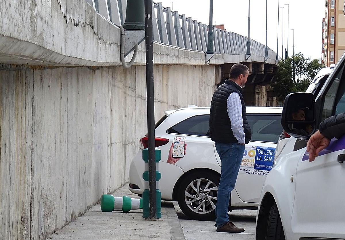 El bolardo derribado, uno de los dos que protege a los peatones de golpearse contra la base de una farola, en la zona de taxis en la que están obligados a aparcar marcha atrás al borde del viaducto.
