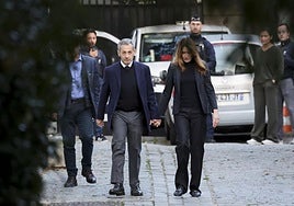 Nicolas Sarkozy, junto a Carla Bruni, ayer, antes de entrar en prisión.