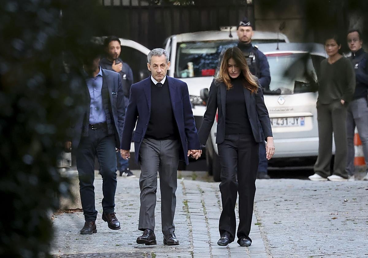 Nicolas Sarkozy, junto a Carla Bruni, ayer, antes de entrar en prisión.