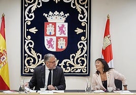 Carlos Pollán (Vox) y Ana Sánchez (PSOE), antes de la reunión de la Mesa de las Cortes.